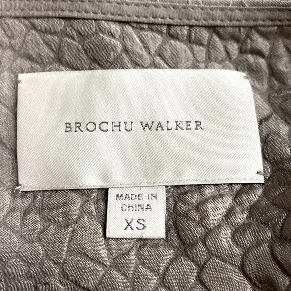 Brochure Walker 100% Silk Gray Textured Blouse Size XS - Picture 10 of 11